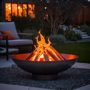 Brasero sur un terrasse extérieur de nuit