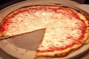 Pourquoi ma pizza colle à la pelle et comment éviter ce désastre ?